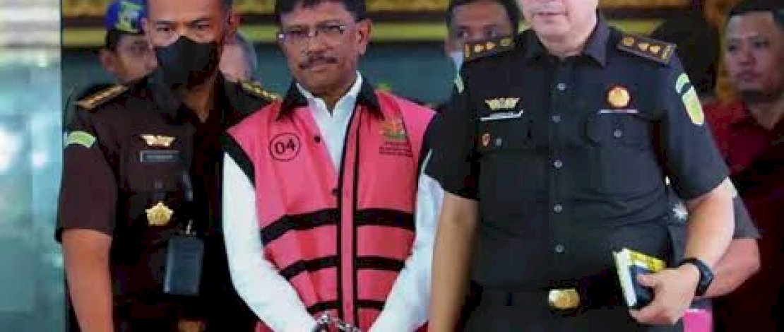 Menteri Komunikasi dan Informatika Johnny G Plate (tengah) digelandang petugas Kejaksaan usai menjalani pemeriksaan di Kejaksaan Agung (Kejagung) (dok : berita satu) 
