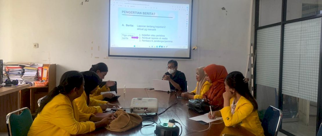 Delapan mahasiswa Universitas Cokroaminoto Palopo (UNCP) yang melakukan Praktik Dunia Kerja di Dinas Komunikasi, Informatika, Statistik dan Persandian (Diskominfo-SP) Kabupaten Luwu Utara mendapat pelatihan singkat menulis berita.