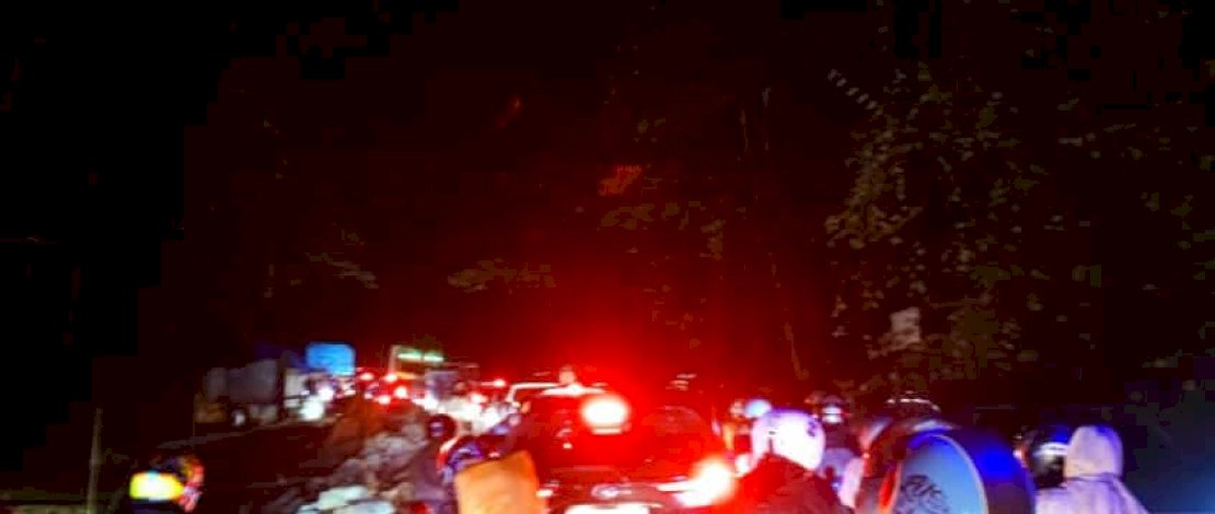 Jalan Poros Maros-Bone dilanda kemacetan parah yang mengganggu kelancaran arus lalu lintas.