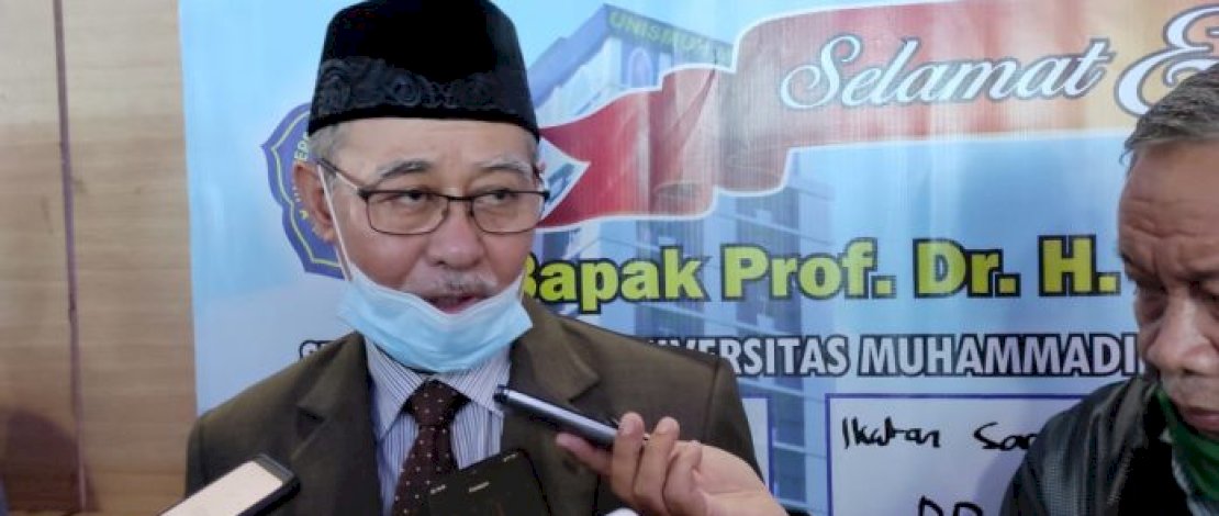 Prof. Ambo Asse, Rektor Unismuh, mengungkapkan keprihatinannya terhadap kebiasaan merokok dan mengingatkan akan ancaman yang ditimbulkannya terhadap kesehatan individu.