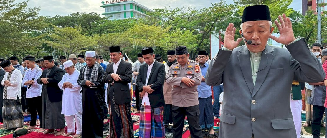 Ketua DPRD Kota Makassar, Rudianto Lallo melaksanakan Salat idul Adha mengikuti jadwal Muhammadiyah.