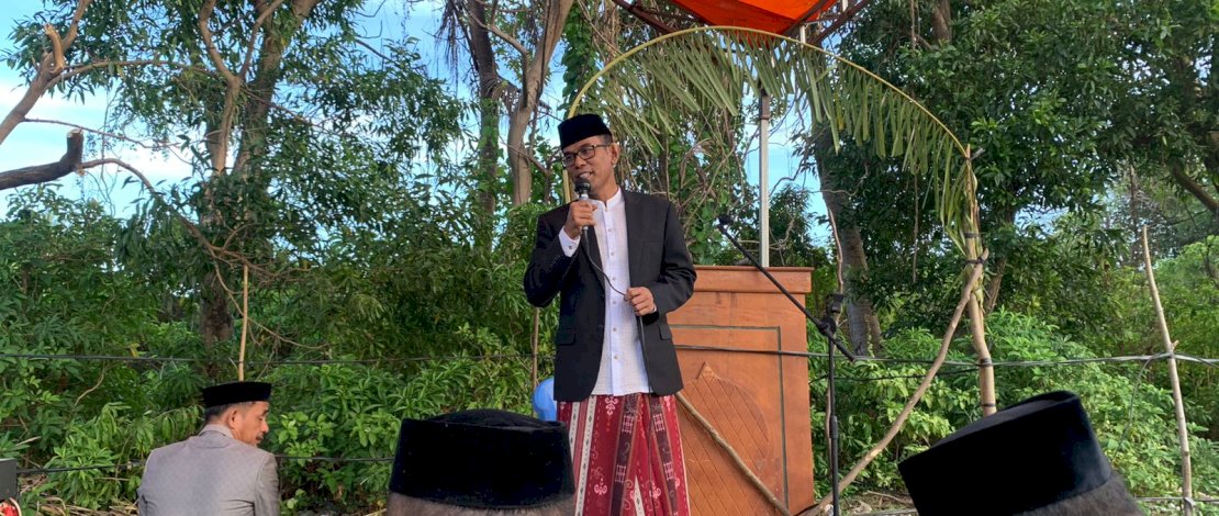 Penjabat Bupati Takalar, Setiawan Aswad, bersama keluarga hadir ditengah-tengah masyarakat melaksanakan salat Iduladha di Dusun Puntondo, Desa Laikang, Kecamatan Mangarabombang, Kamis, 29 Juni 2023. 