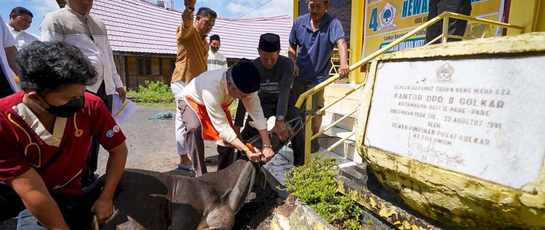 Ketua DPD Partai Golkar Sulawesi Selatan (Sulsel), Taufan Pawe, menyembelih hewan kurban sebanyak 4 ekor sapi milik DPD Golkar Parepare, di Kantor DPD Partai Golkar Parepare, Kamis, 29 Juni 2023. Ketua DPD Partai Golkar Sulawesi Selatan (Sulsel), Taufan Pawe, menyembelih hewan kurban sebanyak 4 ekor sapi milik DPD Golkar Parepare, di Kantor DPD Partai Golkar Parepare, Kamis, 29 Juni 2023.