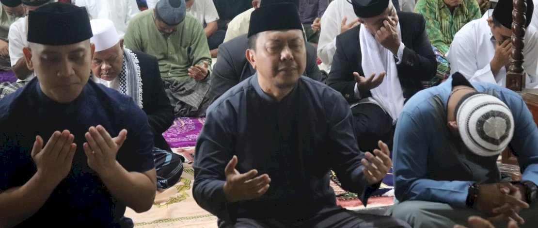 Bupati Kepulauan Selayar, Muh Basli Ali, mengikuti salat Idul Adha 1444 Hijriah di Mesjid Agung Al-Umaraini Benteng, Kamis, 29 Juni 2023. Bupati Kepulauan Selayar, Muh Basli Ali, mengikuti salat Idul Adha 1444 Hijriah di Mesjid Agung Al-Umaraini Benteng, Kamis, 29 Juni 2023.