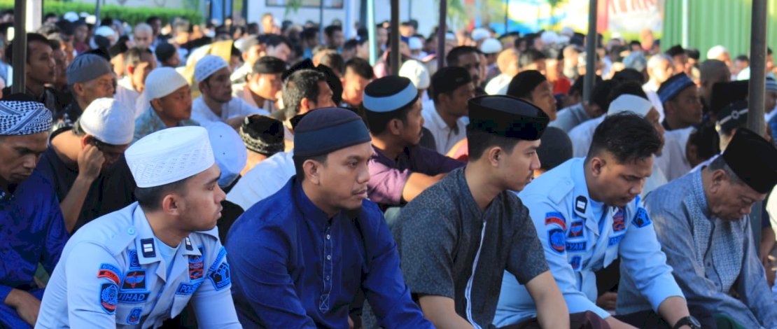 Suasana khusyuk tampak dan dirasakan oleh sekitar 800 warga binaan ketika melaksanakan salat Iduladha 1444 H di lapangan olahraga dalam Rutan Kelas 1 Makassar, Kamis, 29 Juni 2023. Suasana khusyuk tampak dan dirasakan oleh sekitar 800 warga binaan ketika melaksanakan salat Iduladha 1444 H di lapangan olahraga dalam Rutan Kelas 1 Makassar, Kamis, 29 Juni 2023.