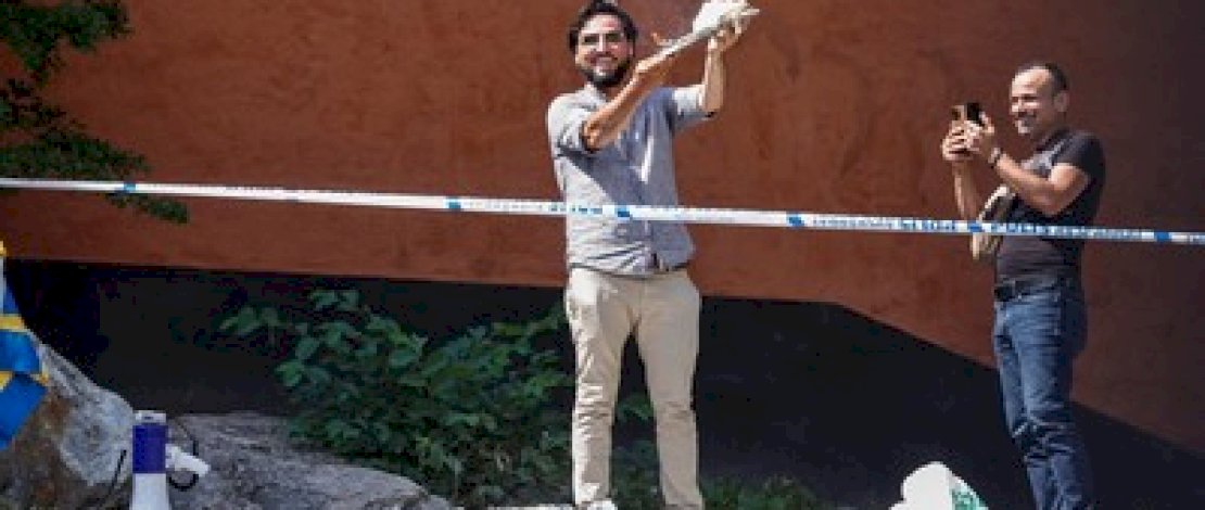 Seorang demonstran membakar Alquran di luar masjid pusat Stockholm di Stockholm, Swedia 28 Juni 2023. (via REUTERS/TT NEWS AGENCY)