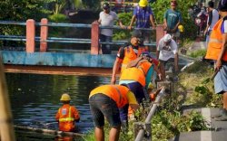 Pemerintah Kecamatan Makassar Laksanakan Program BEKAL (Bersih-Bersih Kanal)  di Kanal Maradekaya 