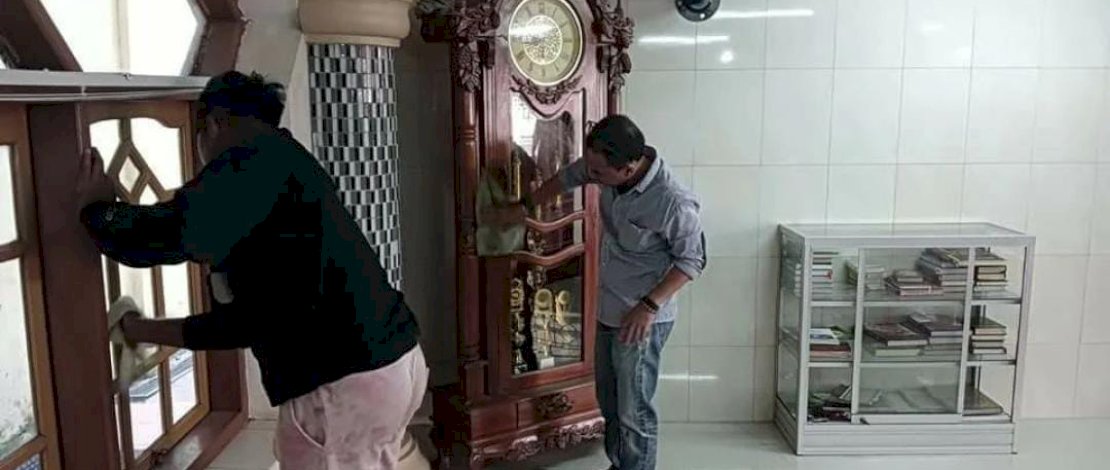 PLt Camat Makassar Harun Rani ikut membersihkan masjid. 