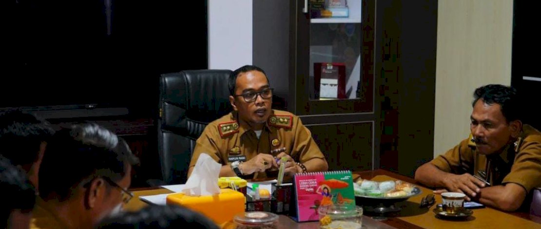 Siang ini, di ruang kerjanya, Plt. Camat Makassar, Harun Rani, mengumpulkan 14 Lurahnya dalam sebuah Rapat Koordinasi yang membahas program Pemerintah Kota Makassar terkait kebersihan dan pertamanan. 