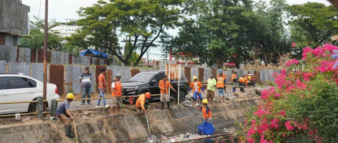 Pada Sabtu pagi, tanggal 3 Juni 2023, mereka terlihat mengawasi pelaksanaan pembersihan sampah di sepanjang Kanal Barabaraya Selatan yang terletak di Jalan Inspeksi Kanal. Kolaborasi antara warga, satgas kebersihan, dan pemerintah setempat menjadi kunci keberhasilan program bersih-bersih kanal.