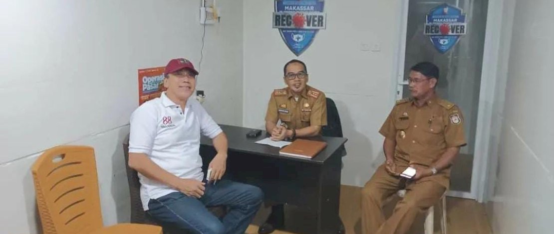 Plt. Camat Makassar, Harun Rani, mengunjungi salah satu posko kontainer yang berada di Kelurahan Maradekaya Selatan.