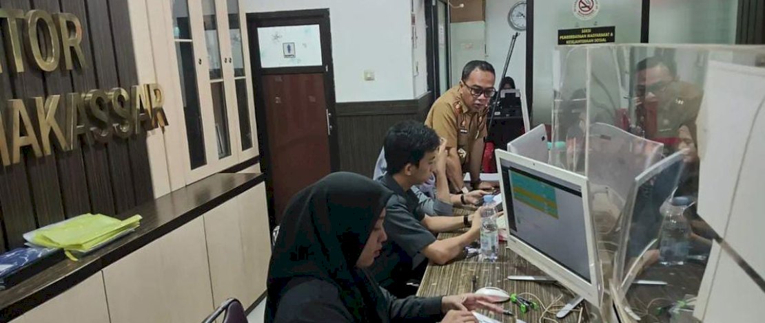  Plt. Camat Makassar, Harun Rani, melakukan peninjauan langsung di ruang pelayanan Kantor Camat Makassar dan berdiskusi dengan anggota Laskar Pelangi yang bertugas di front office pada Selasa, (6/6/2023)