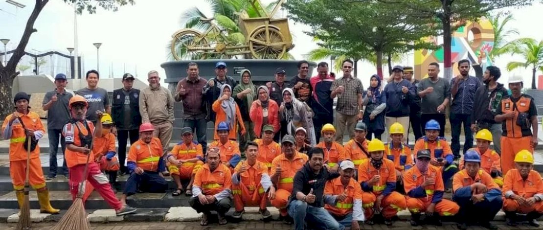  Satgas Kebersihan Kecamatan Makassar  Bersihkan Pantai LJelang Multilateral Naval Exercise Komodo 2023