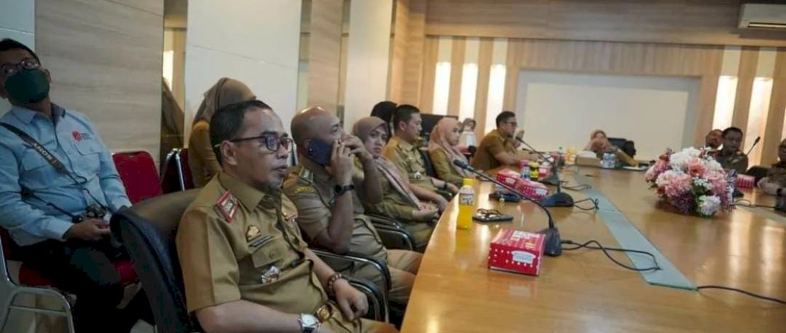Pagi ini, Plt. Camat Makassar Harun Rani menghadiri kegiatan rapat koordinasi yang membahas penanganan kemiskinan di Kota Makassar. 