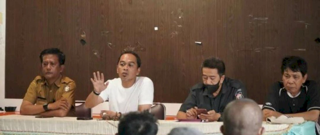 Plt. Camat Makassar Harun Rani, didampingi oleh Plt. Kasi Kebersihan Akhmad Rijal dan Pengawas Kebersihan Kecamatan Makassar, menggelar rapat koordinasi di Ruang Aula Kantor Camat Makassar. 