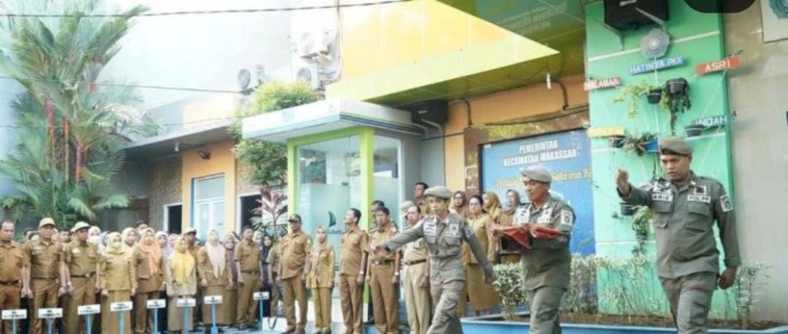 Plt. Camat Makassar Harun Rani Memimpin Upacara Bendera di Kantor Kecamatan Makassar 