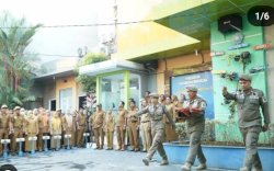 Plt. Camat Makassar Harun Rani Memimpin Upacara Bendera di Kantor Kecamatan Makassar 