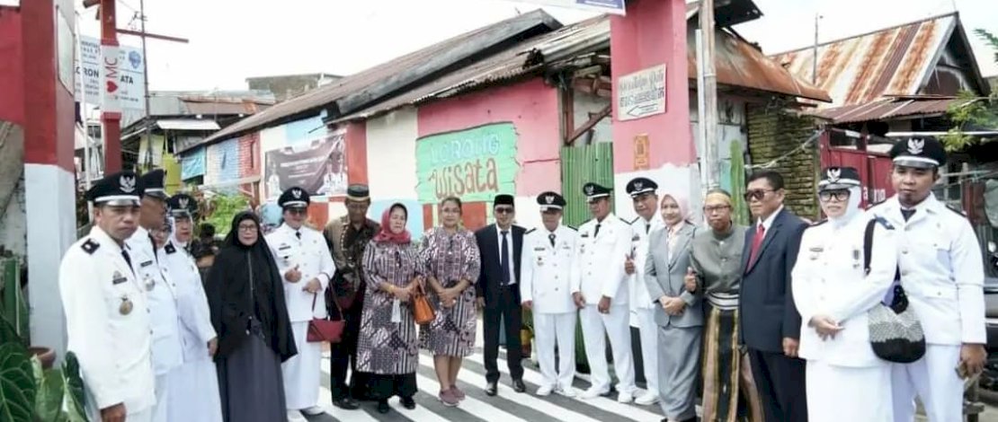 Plt.Camat Makassar dan Warga Terima Kunjungan Sejumlah Bupati dalam Peringatan Hari Otda ke-27