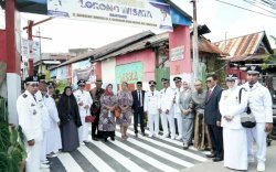Plt.Camat Makassar dan Warga Terima Kunjungan Sejumlah Bupati dalam Peringatan Hari Otda ke-27