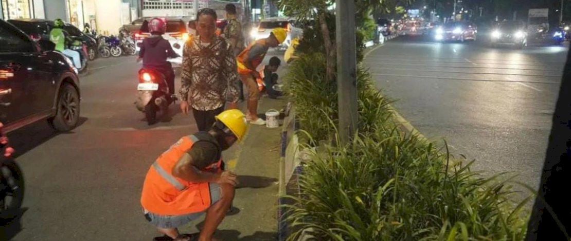 Plt.Camat Makassar Tinjau Kegiatan Satgas Kebersihan dalam Penataan Taman Kota