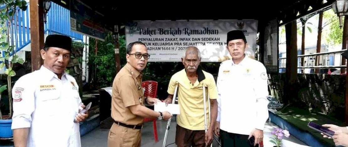Plt. Camat Makassar Harun Rani Salurkan Paket Berkah Ramadan kepada Keluarga Pra Sejahtera