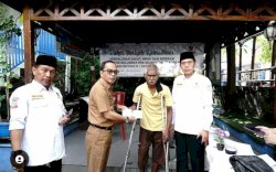Plt. Camat Makassar Harun Rani Salurkan Paket Berkah Ramadan kepada Keluarga Pra Sejahtera