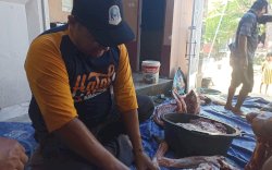 Peringatan Idul Adha 1444 H, IKA 98 Smandel Makassar Bagikan Ratusan Kupon Daging Kurban