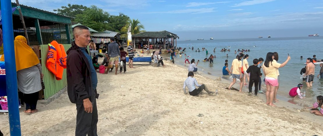 Lurah Lae-lae memantau wisatawan di Pantai Gusung Tallang