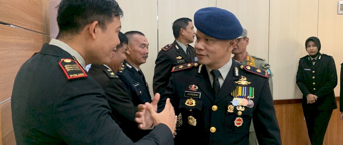 Danyon Brimob Batalyon C Bone (mengenakan baret) Kompol Nur Ichsan usai mengikuti Upacara parade HUT Bhayangkara halaman kantor Bupati Bone, Jalan Jend. Ahmad Yani, Kelurahan Macanang, Kecamatan Tanete Riattang Barat pada Sabtu (1/7/2023). Danyon Brimob Batalyon C Bone (mengenakan baret) Kompol Nur Ichsan usai mengikuti Upacara parade HUT Bhayangkara halaman kantor Bupati Bone, Jalan Jend. Ahmad Yani, Kelurahan Macanang, Kecamatan Tanete Riattang Barat pada Sabtu (1/7/2023).
