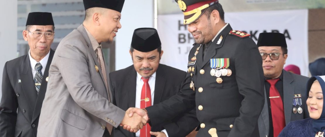 Polres Kepulauan Selayar melaksanakan Upacara Peringatan Hari Ulang Tahun (HUT) Bhayangkara Ke-77 Tahun 2023 di Lapangan Kantor Bupati, yang kemudian dilanjutkan dengan acara Tasyakuran di Halaman Mapolres Selayar, Sabtu, 1 Juli 2023. Polres Kepulauan Selayar melaksanakan Upacara Peringatan Hari Ulang Tahun (HUT) Bhayangkara Ke-77 Tahun 2023 di Lapangan Kantor Bupati, yang kemudian dilanjutkan dengan acara Tasyakuran di Halaman Mapolres Selayar, Sabtu, 1 Juli 2023.