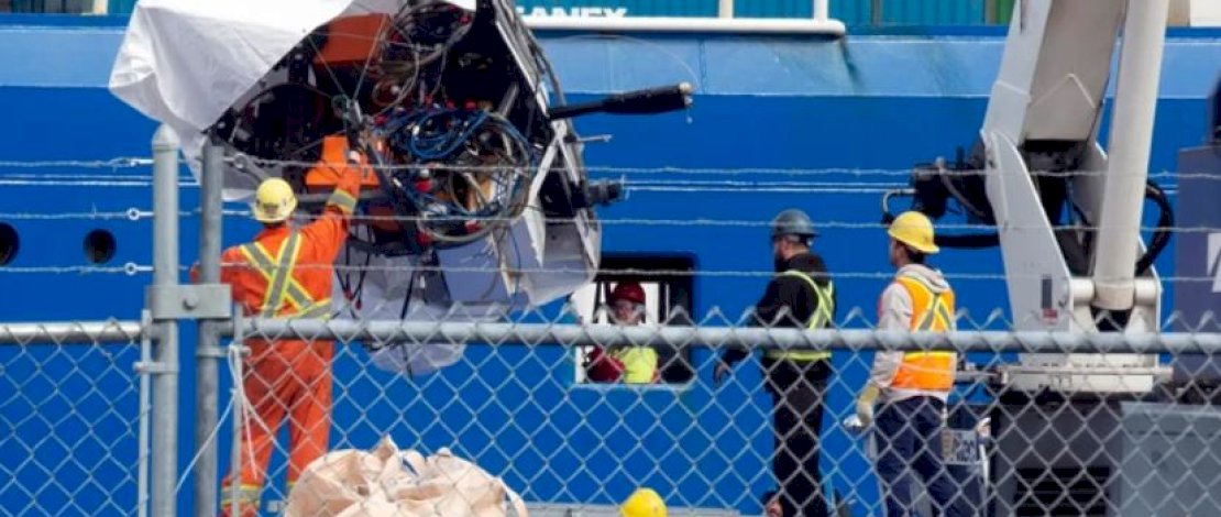 proses evakuasi kapal selam Titan, kapal selam wisata yang karam saat hendak menuju ke bangkai kapal Titanic. proses evakuasi kapal selam Titan, kapal selam wisata yang karam saat hendak menuju ke bangkai kapal Titanic.