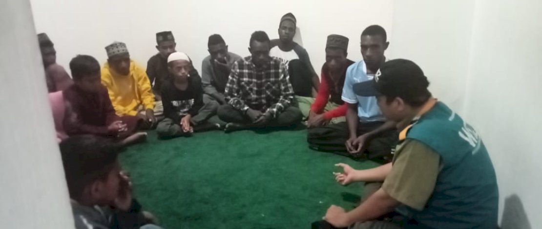 Puluhan muallaf Papua transit di Makassar untuk selanjutnya melanjutkan perjalanan ke Pulau Jawa.