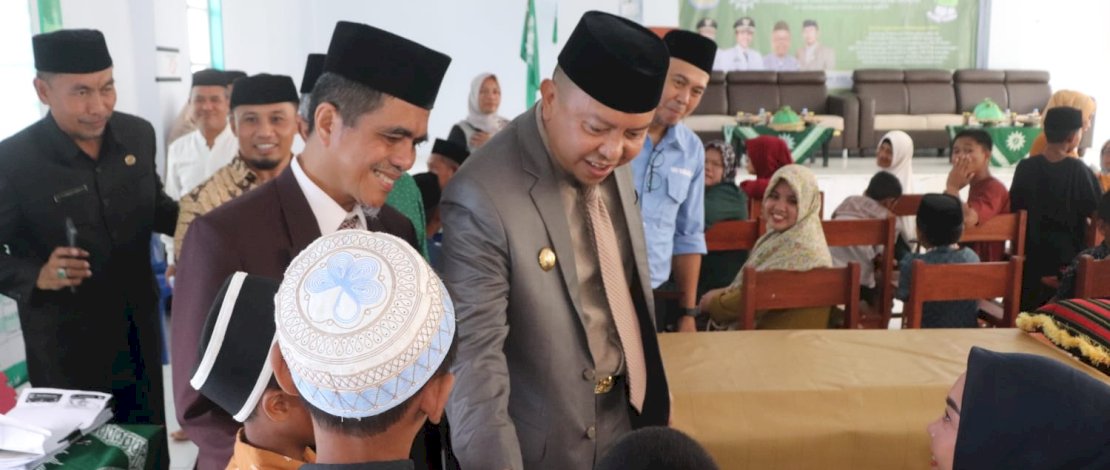Bupati dan Wakil Bupati Kepulauan Selayar, Basli Ali - Saiful Arif, menghadiri acara khitanan massal yang digelar Pimpinan Daerah Muhammadiyah Selayar, di Aula ITSBM Jl. RA Kartini Benteng, Sabtu, 1 Juli 2023.