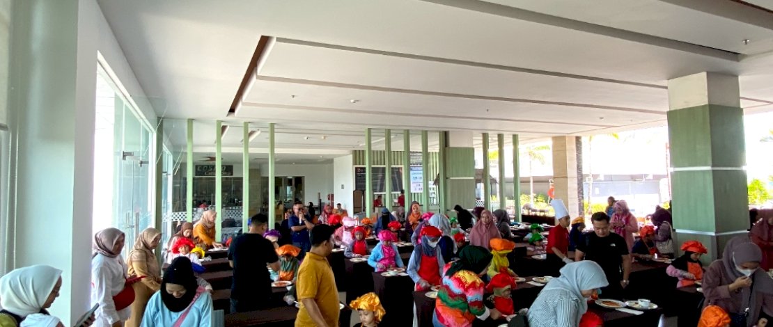 Suasana Fun Kids Activity - Cooking Class Dalton Hotel Makassar. Cooking Class membuat pizza ini diselenggarakan di Pre Function Skypoll Lantai 3, Dalton Hotel Makassar, Jl Perintis Kemerdekaan, pada 2 Juli 2023.