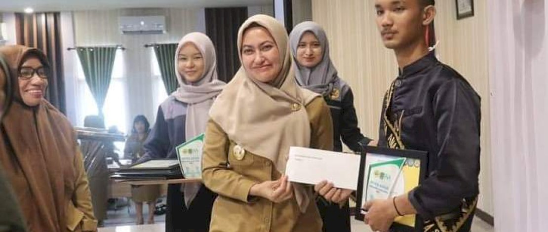 Duta Anak 2023 Luwu Utara, Irghy Alfiransyah berfoto dengan Bupati Luwu Utara, Indah Putri Indriani 