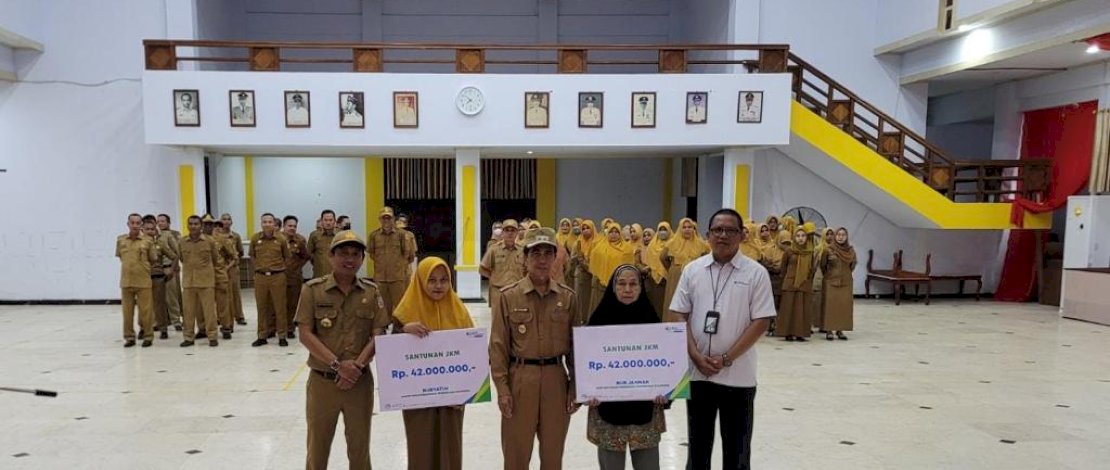 Wakil Bupati Kepulauan Selayar, Saiful Arif, menyerahkan santunan JKM pada apel pagi, Senin, 3 Juli 2023, di Ruang Pola Kantor Bupati Kepulauan Selayar. Wakil Bupati Kepulauan Selayar, Saiful Arif, menyerahkan santunan JKM pada apel pagi, Senin, 3 Juli 2023, di Ruang Pola Kantor Bupati Kepulauan Selayar.