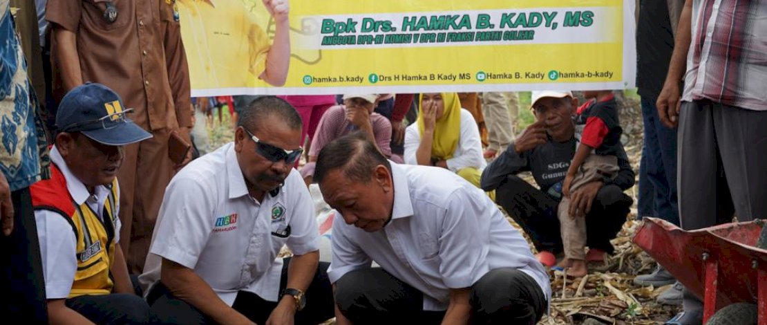 Peletakan batu pertama pembangunan jembatan gantung di Desa Bontomanai, Kecamatan Bangkala, Kabupaten Jenepono.