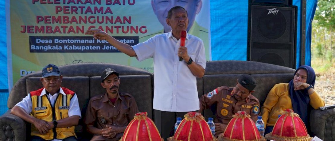 Hamka B Kady saat menghadiri peletakan batu pertama pembangunan jembatan gantung Banrimanurung.