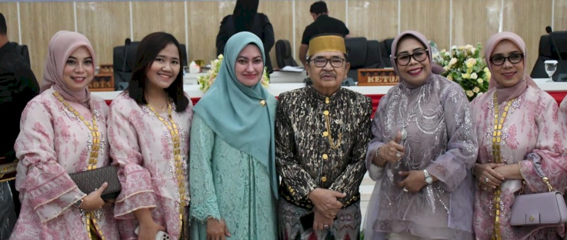 Bupati Luwu Utara, Indah Putri Indriani (Bajuk hijau) saat mengahdiri  Rapat Paripurna Istimewa DPRD Palopo rangka Hari Jadi Kota Palopo ke-21 dengan tema “Maju, Inovatif dan Berkelanjutan”, di Kantor DPRD baru Palopo, Minggu (02/07/2023).