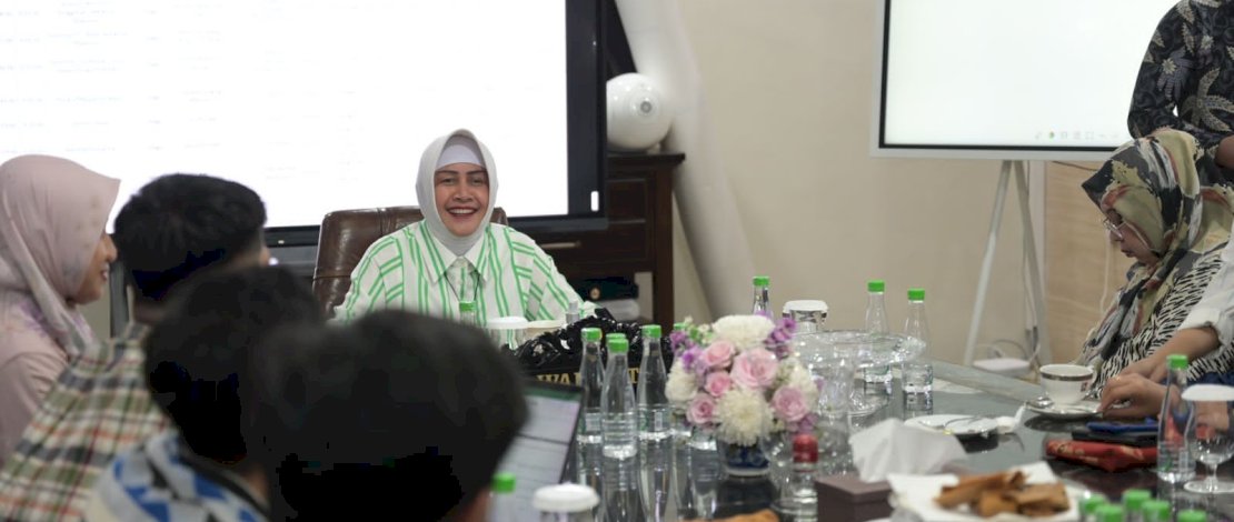 Ketua TP PKK Kota Makassar, Indira Yusuf Ismail, memimpin rapat pemantapan penyelenggaraan Ladies Program yang menjadi salah satu rangkaian acara Rakernas Apeksi XVI, di kediaman pribadinya, Senin malam, 3 Juli 2023.