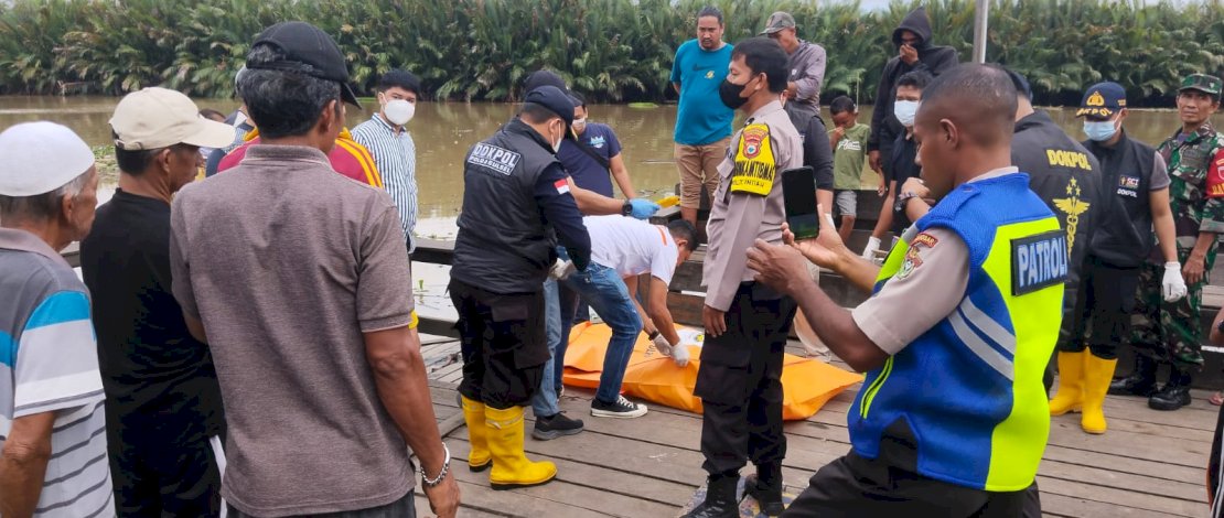Proses evakuasi mayat setengah telanjang yang ditemukan warga di Sungai Tallo Proses evakuasi mayat setengah telanjang yang ditemukan warga di Sungai Tallo