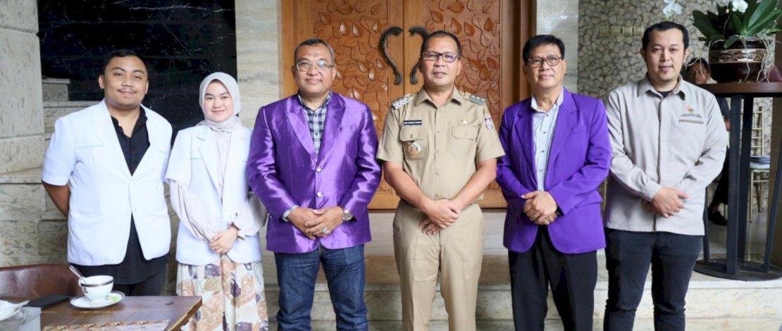 Wali Kota Makassar, Moh Ramdhan Pomanto (tengah) bertemu dengan Pengurus PDGI Cabang Makassar di Amirullah, Selasa (4/07/2023). Pertemuan ini membahas mengenai kegiatan global Brush Day and Night.