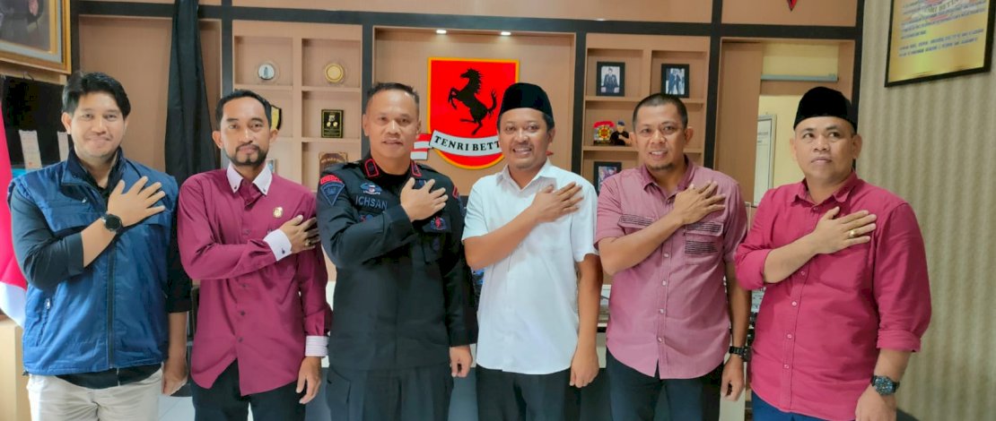 Ketua KPU Kabupaten Bone, Yusran Tajuddin, bersama empat Komisioner KPU Bone lainnya, Zainal, Abd. Asis, Nuryadi Kadir, dan Rusnaedi saat berkunjung ke Mako Brimob Bone dan diterima langsung oleh Danyon Ichsan Ketua KPU Kabupaten Bone, Yusran Tajuddin, bersama empat Komisioner KPU Bone lainnya, Zainal, Abd. Asis, Nuryadi Kadir, dan Rusnaedi saat berkunjung ke Mako Brimob Bone dan diterima langsung oleh Danyon Ichsan