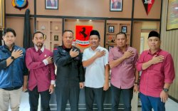 Lima Komisioner KPU Bone  Datangi Markas Brimob, Ada Apa? 