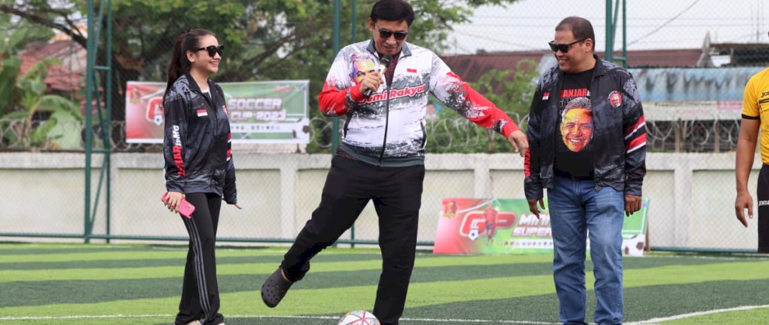 Rudy Pieter Goni melakukan Kick off untuk memulai pertandingan Ganjar Pranowo Mini Soccer super Cup di Gowa, Selasa (4/7/2023) Rudy Pieter Goni melakukan Kick off untuk memulai pertandingan Ganjar Pranowo Mini Soccer super Cup di Gowa, Selasa (4/7/2023)