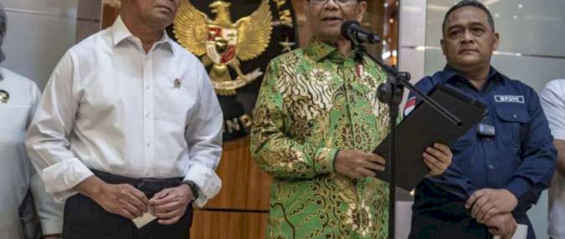 Menko Polhukam Mahfud MD (tengah) bersama Menko PMK Muhadjir Effendy (tiga dari kiri) memberikan keterangan kepada media terkait penanganan tindak pidana perdagangan orang (TPPO) di Kemenko Polhukam, Jakarta, Selasa (4/7/2023). (Dok: Antara Foto) Menko Polhukam Mahfud MD (tengah) bersama Menko PMK Muhadjir Effendy (tiga dari kiri) memberikan keterangan kepada media terkait penanganan tindak pidana perdagangan orang (TPPO) di Kemenko Polhukam, Jakarta, Selasa (4/7/2023). (Dok: Antara Foto)