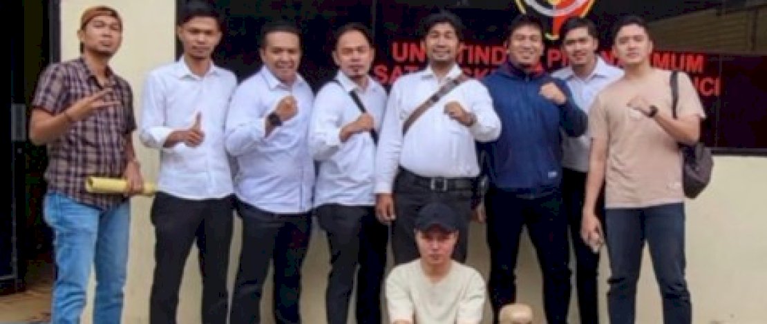 Popo Barbie Girl menghadapi ancaman hukuman penjara antara 6 bulan hingga 12 tahun, serta denda mulai dari Rp 250 juta hingga Rp 6 miliar berdasarkan Pasal 4 ayat (1) UU No 44 Tahun 2008 tentang Pornografi.
