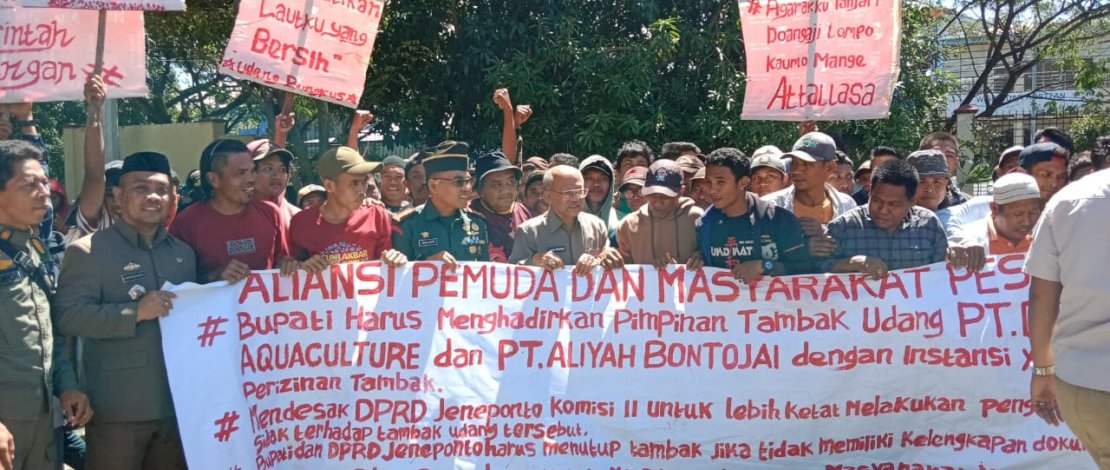 Aliansi Masyarakat Pesisir menggelar aksi unjuk rasa di depan Kantor Dewan Perwakilan Rakyat Daerah (DPRD) Jeneponto, di Kelurahan Empoang, Kecamatan Binamu, Rabu, 5 Juli 2023.