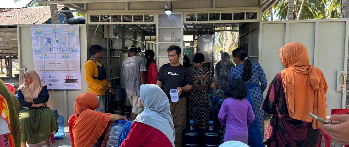 Masyarakat Pulau Karumpa di Desa Karumpa, Kecamatan Pasilambena, Kabupaten Kepulauan Selayar, telah merasakan manfaat hadirnya teknologi air siap minum (Arsinum).