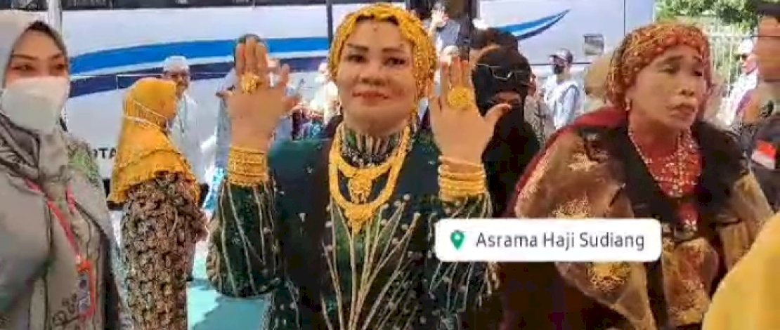 Suarnati memperlihatkan emas yang dibelinya di Tanah Suci Makkah.